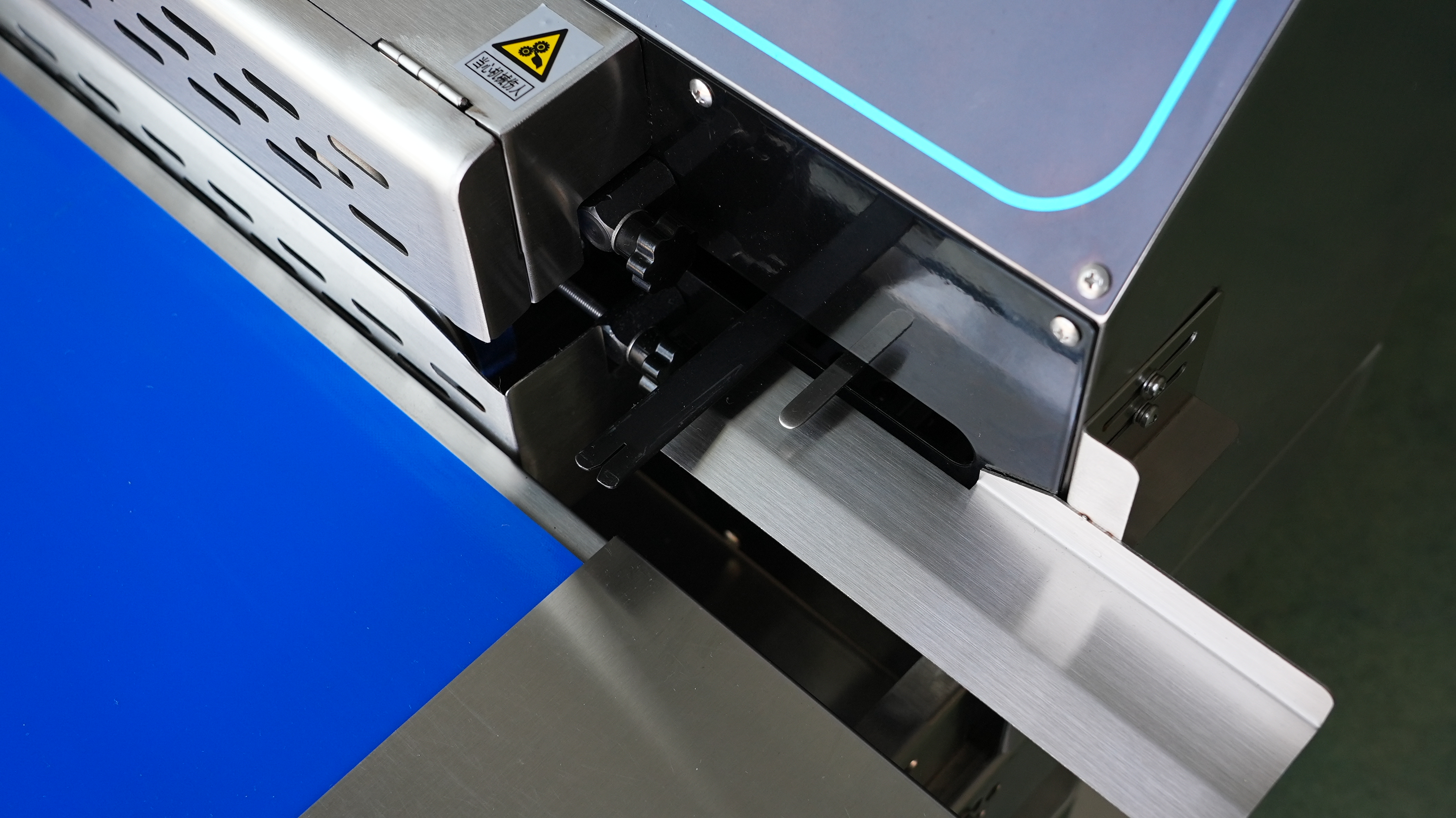 Hualian Multifunction Solid-ink Coding Continuous Band Sealer Machine with Gas Flushing FRM-980WH