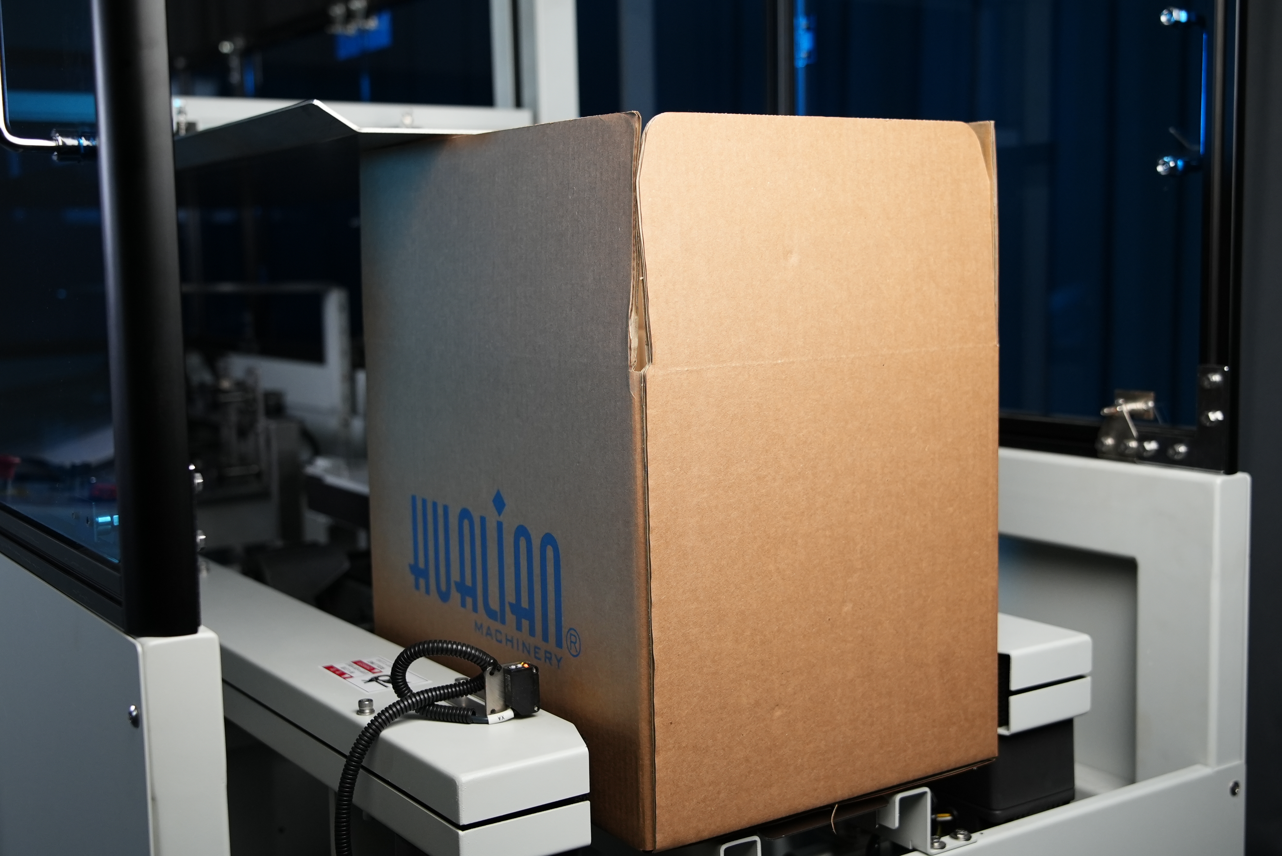 Hulian Automatic Carton Case Box Erector Machine With Water-activated Kraft Paper Bottom Sealing HCE-544W-L 